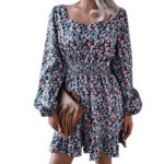 Mini sukienka w kwiaty z długim rękawem