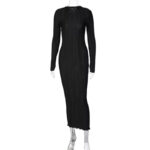 Elegancka czarna plisowana sukienka maxi z długim rękawem