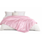 Satynowa narzuta różowa na łóżko 200 × 200 cm