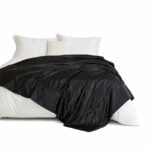 Satynowa narzuta na łóżko 200 × 200 cm czarna
