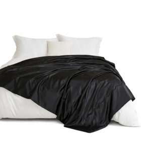 Satynowa narzuta na łóżko 200 × 200 cm czarna