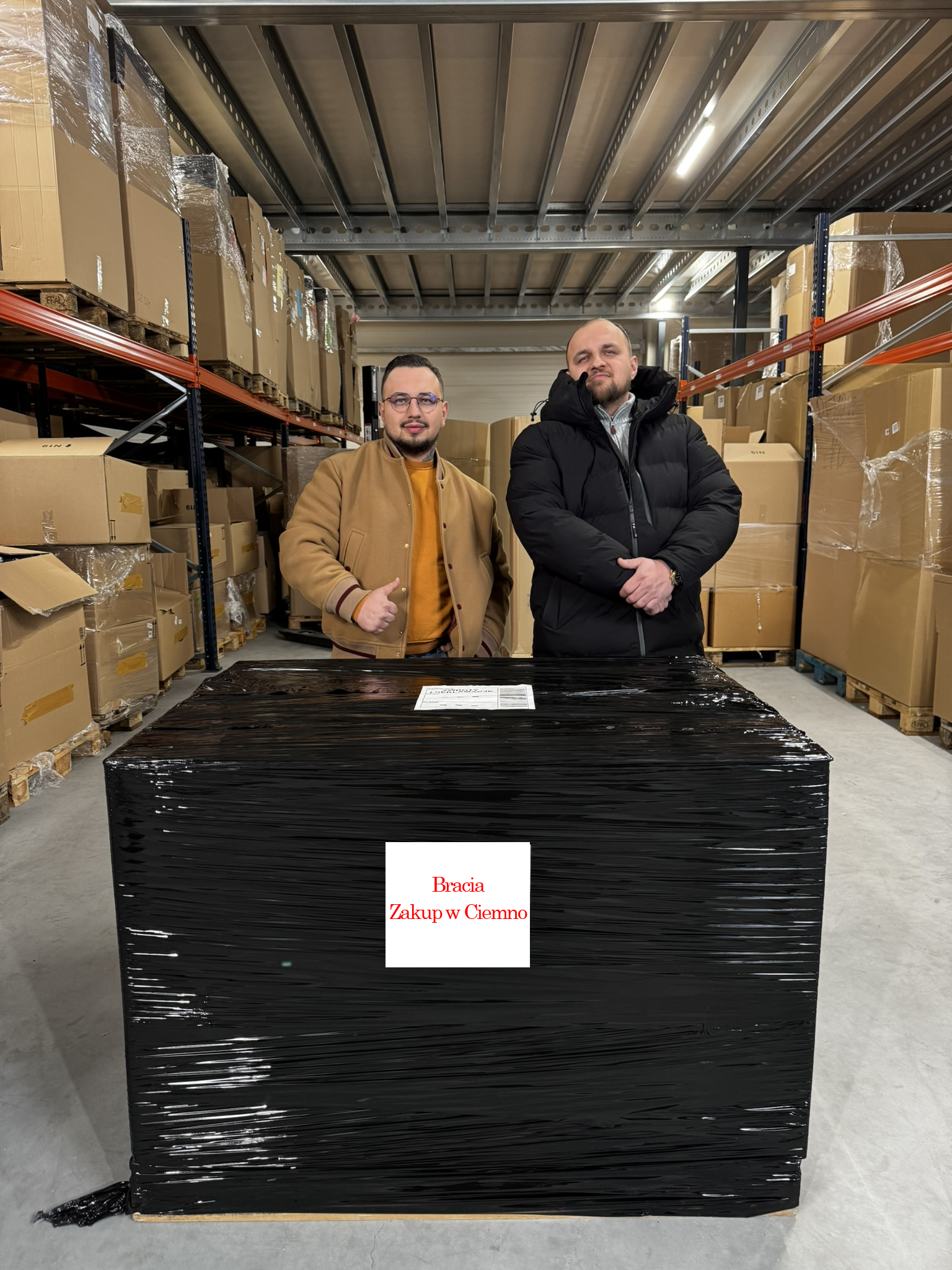 Bracia Tarnobrzega w magazynie przy palecie