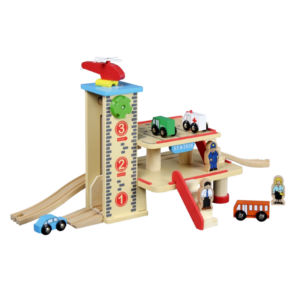 Piętrowa stacja kolejowa z parkingiem i windą drewniana